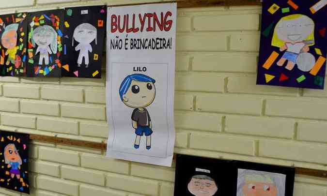 Paredes que cercam uma escola em Curitiba foram grafitadas com os cinco personagens tema do projeto 