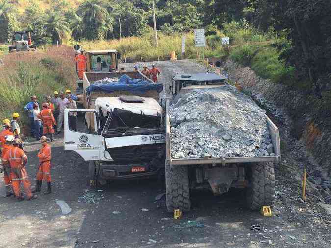 Os veculos bateram lateralmente durante o deslocamento pela mina(foto: Corpo de Bombeiros/Divulgao)