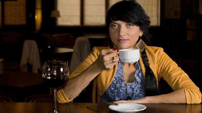 mulher tomando caf