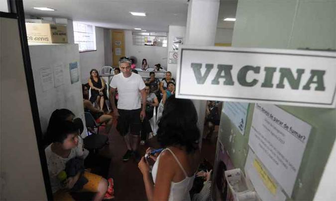 Centro de Saúde Carlos Chagas, no Bairro Santa Efigênia, foi um dos locais com grande procura de pessoas por uma dose contra a febre amarela (foto: Leandro Couri/EM/DA Press) Centro de Saúde Carlos Chagas, no Bairro Santa Efigênia, foi um dos locais com grande procura de pessoas por uma dose contra a febre amarela (foto: Leandro Couri/EM/DA Press)