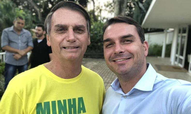 Jair Bolsonaro completa hoje 68 anos(foto: Reprodução/Redes Sociais) Jair e Flávio Bolsonaro