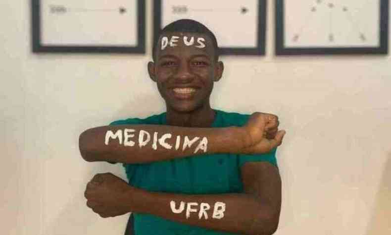 Matheus de Arajo festeja uma vaga para o curso de medicina na Universidade Federal do Recncavo da Bahia (UFRB) (foto: Arquivo pessoal)