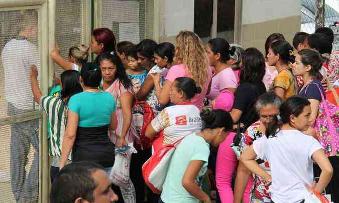 Familiares dos detentos aguardam por informaes aps rebelio no Complexo Penitencirio Ansio Jobim (Compaj), em Manaus, nessa segunda-feira (foto: AFP / Marcio SILVA )
