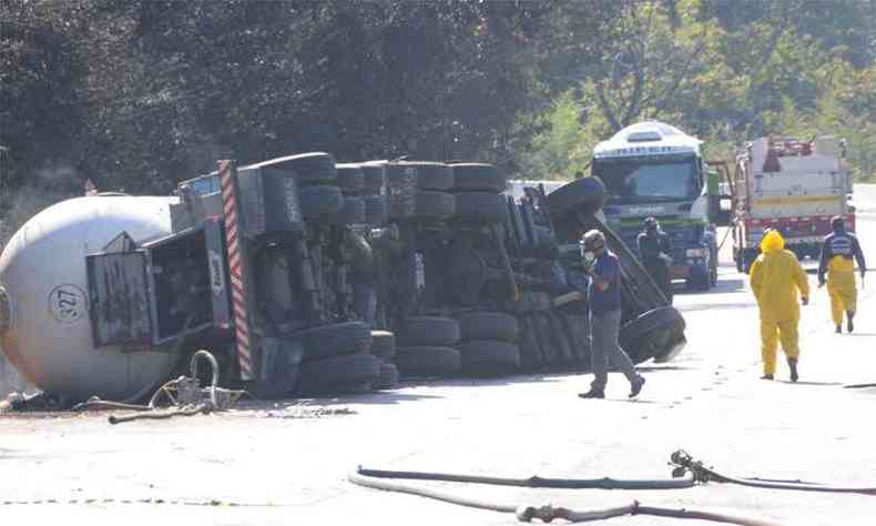 Tombamento de carreta com 24 toneladas de amônia deixou um morto e dois feridos na BR-381, em Caeté(foto: Beto Novaes/EM/D.A Press - 01/08/2010)