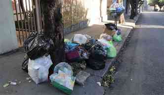 Lixo acumulado nas caladas da Rua do Ouro, no Bairro Serra, Regio Centro-Sul de Belo Horizonte(foto: Paulo Figueiras/EM/DA Press)