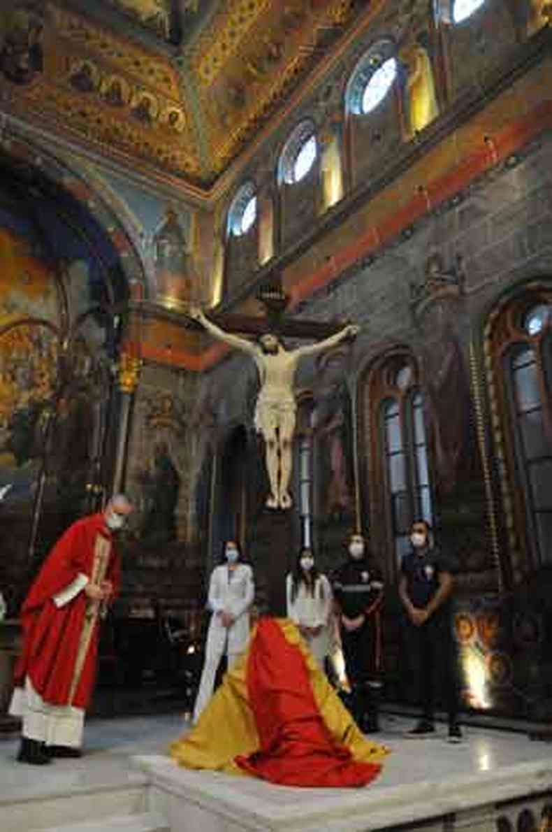 Profissionais de sade carregaram uma cruz de trs metros de comprimento, feita em papel mach, da entrada ao altar do santurio 