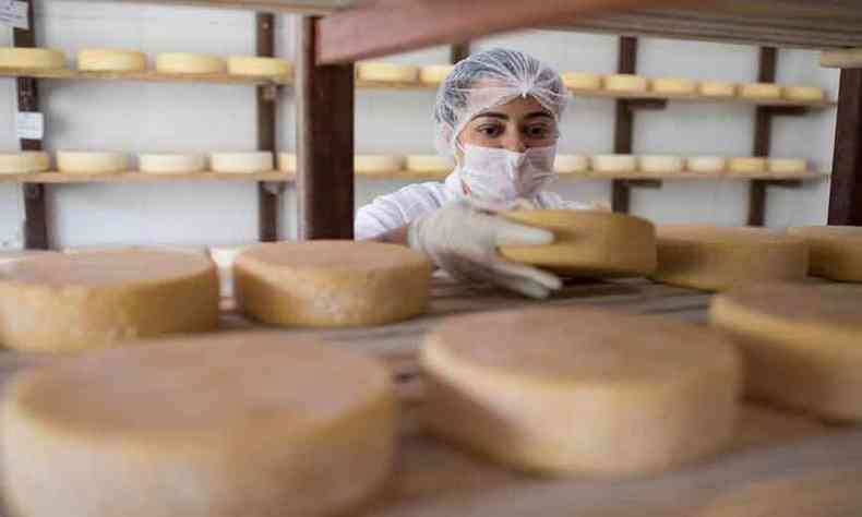 Comrcio eletrnico levou flego novo  produo do queijo minas artesanal de leite cru, reconhecida em nove regies de Minas(foto: Aprocan/Divulgao)