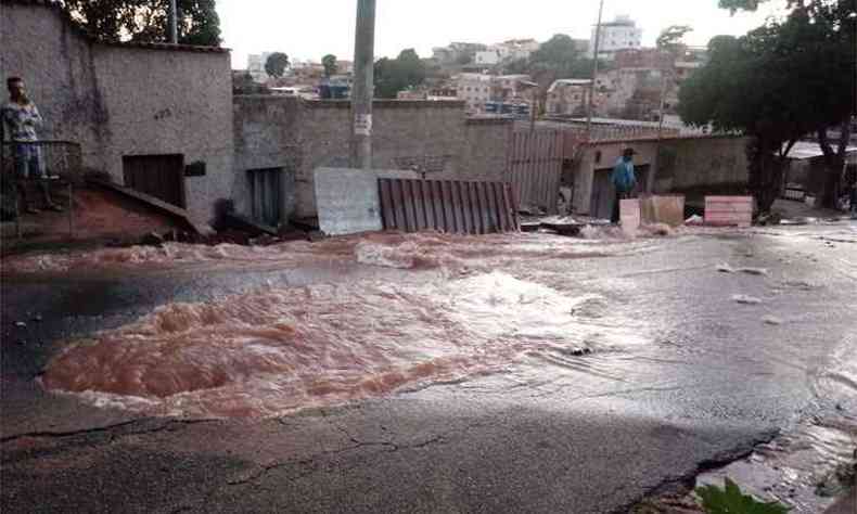 Casas so vistoriadas pela Defesa Civil nesta manh. Copasa foi acionada(foto: Defesa Civil/Divulgao)