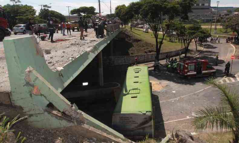 nibus despencou de viaduto que fica na Avenida Joo Csar de Oliveira(foto: Jair Amaral/EM/D.A Press)