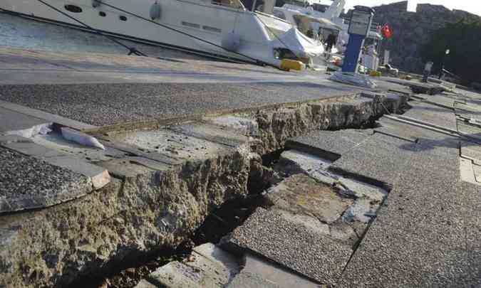 Terremoto mata dois e fere 80 na Grcia e TurquiaEFE/Giannis Kiaris