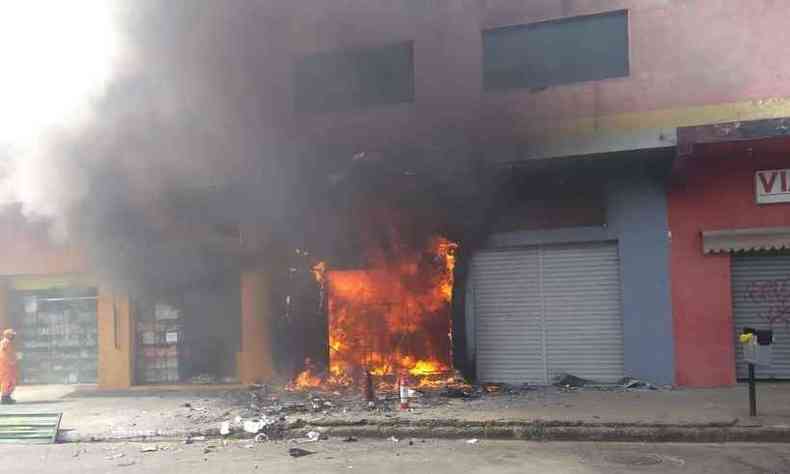 Bombeiros combatem incêndio em loja na Grande BH(foto: Reprodução/Redes Sociais)