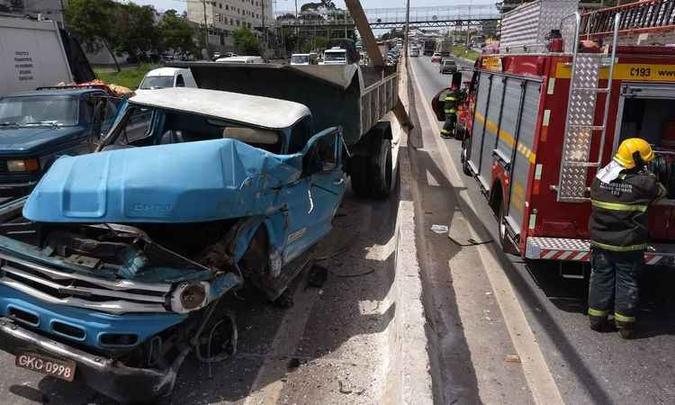 Motorista do caminhão chegou a ficar preso nas ferragens, mas foi socorrido pelo Corpo de Bombeiros. Longa fila de carros se formou no sentido Vitória do Anel Rodoviário (foto: Corpo de Bombeiros/ Divulgação ) Motorista do caminhão chegou a ficar preso nas ferragens, mas foi socorrido pelo Corpo de Bombeiros. Longa fila de carros se formou no sentido Vitória do Anel Rodoviário (foto: Corpo de Bombeiros/ Divulgação )