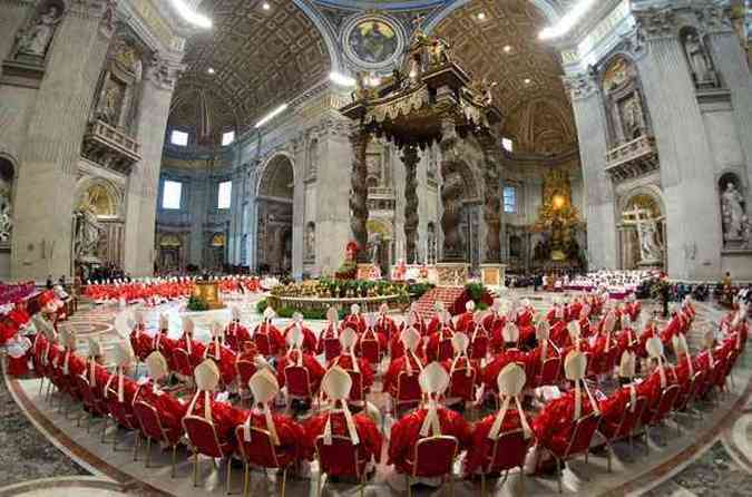 Cardeais participam de missa antes do incio do conclave(foto: OSSERVATORE ROMANO / AFP)