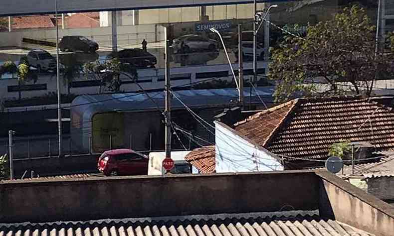 Foto enviada ao Corpo de Bombeiros mostram os danos na lateral da estao(foto: Reproduo da internet/WhatsApp)