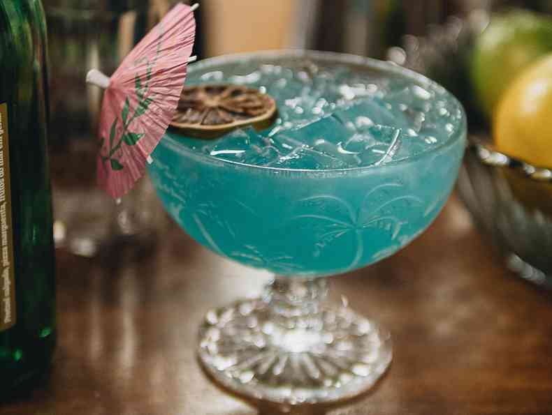 drinque La Belle de Jour rum malibu, curaao blue, taiti e agua de coco tibu bar navegante bh