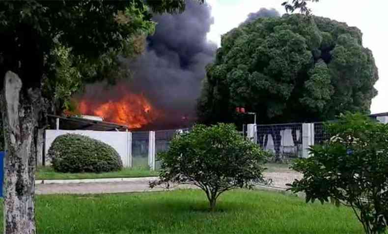 O depsito da papelaria, no Distrito Industrial, foi totalmente consumido pelas chamas e exigiu muito trabalho dos Bombeiros(foto: Reproduo redes sociais)