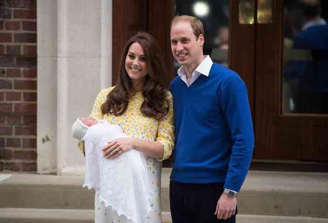 Kate Middleton e William apresentam a filhaAFP Photo