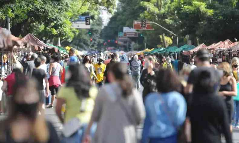 Pessoas caminham pela av. Afonso Pena em domingo de feira de artesanato