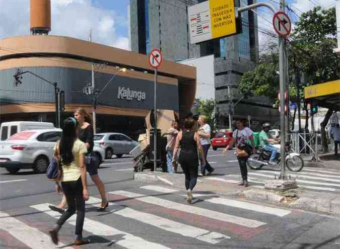 Pedestres correram risco de atropelamento com a converso proibida  direita feita na rua Professor Moraes feita pelo motociclista, debaixo da placa (foto: Beto Novaes/EM/D.A Press)