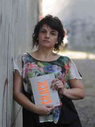 Sandra Kiefer com o livro que ser lanado hoje, na Livraria da Rua(foto: Alexandre Guzanshe/EM/D.A Press)
