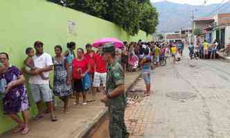 Moradores continuam enfrentando longas filas para garantir gales de gua na cidade(foto: Guilherme Paranaba/EM/DA Press)