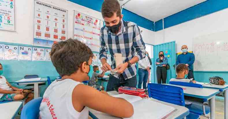 O prefeito de Ipatinga, Gustavo Nunes, visita escola para verificar o cumprimento dos protocolos de segurana(foto: Comunicao PMI/Divulgao)