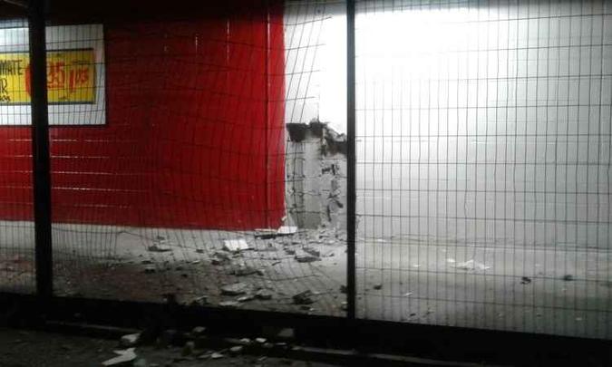 Parede dava acesso ao cofre do supermercado e parte da estrutura foi danificada (foto: Polícia Militar/ Divulgação) Parede dava acesso ao cofre do supermercado e parte da estrutura foi danificada (foto: Polícia Militar/ Divulgação)