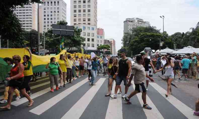 Protesto nesse domingo reunio manifestantes na Praa da Liberdade, Centro-Sul de Belo Horizonte(foto: Paulo Filgueiras/EM/D.A Press)