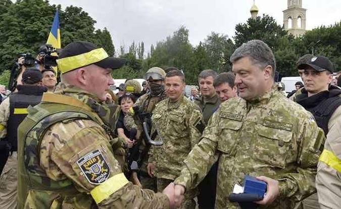 Presisdente Poroshenko, com uniforme militar, cumprimenta soldados que participaram em manobra que livrou a cidade de Slaviansk dos separatistas(foto: AFP PHOTO / UKRAINIAN PRESIDENTIAL PRESS SERVICE / MYKOLA LAZARENKO) Presisdente Poroshenko, com uniforme militar, cumprimenta soldados que participaram em manobra que livrou a cidade de Slaviansk dos separatistas(foto: AFP PHOTO / UKRAINIAN PRESIDENTIAL PRESS SERVICE / MYKOLA LAZARENKO)