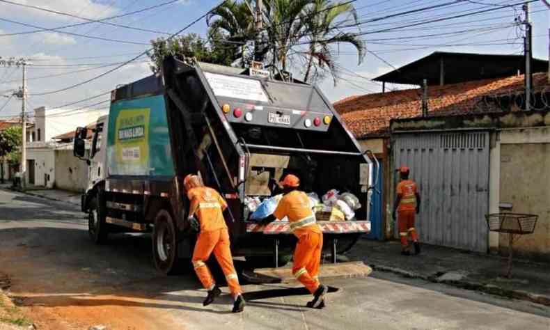 Imagem mostra dois garis recolhendo lixo em BH