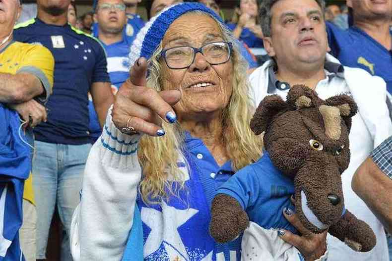 Torcedora-smbolo do Cruzeiro, Dona Salom  agredida aps jogo de vlei em Betim(foto: Bruno Furtado/EM/DA Press)