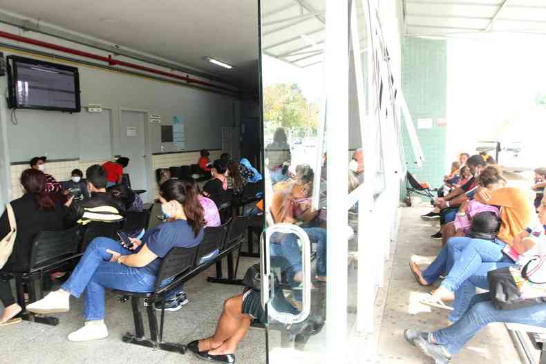 Pacientes na UPA Leste aguardam atendimento com varios casos de Covid 