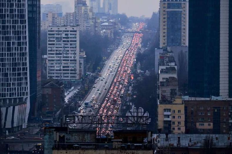 Estrada congestionada na sada de Kiev em vista area
