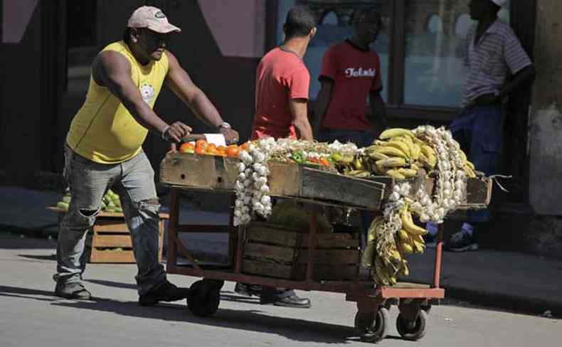 Embargo imposto em fevereiro de 1962 tem causado prejuzos  ilha caribenha que j ultrapassam US$ 1 trilho, tanto econmicos quanto sociais(foto: REUTERS/Enrique de la Osa )