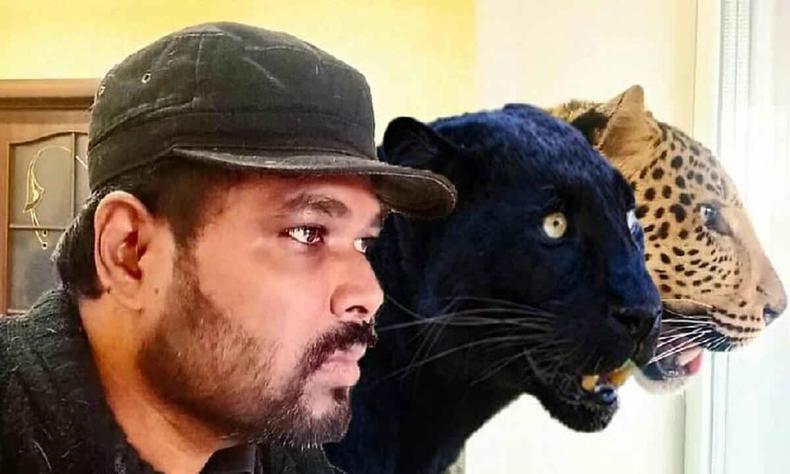 Girikumar Patil comprou uma onça e uma pantera de um zoológico há 20 meses(foto: Girikumar Patil) Girikumar Patil com onça e pantera