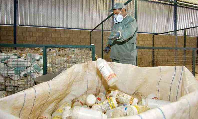 Central de recebimento de embalagens vazias de agrotxicos processa e prensa o material em fbrica da Grande BH(foto: Paulo Filgueiras/EM/D.A Press 13/11/07)