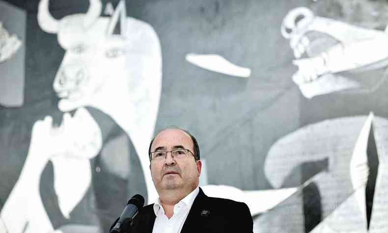 De camisa e palet, o ministro da Cultura espanhol, Miquel Iceta, d entrevista tendo ao fundo o quadro Guernica