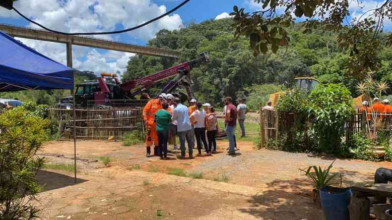 Bombeiros conversam com familiares de vtimas do acidente com caminho na BR-381, em Joo Monlevade, que acompanham o resgate dos corpos(foto: Ana Raquel Lelles/EM/D.A.Press)