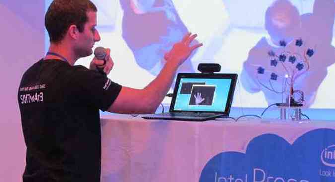 Kevin Manoel Guimares apresenta seu projeto demo robtica que obedece a comandos dos dedos do usurio capturados por uma webcam(foto: SHIRLEY PACELLI/EM/D.A PRESS)