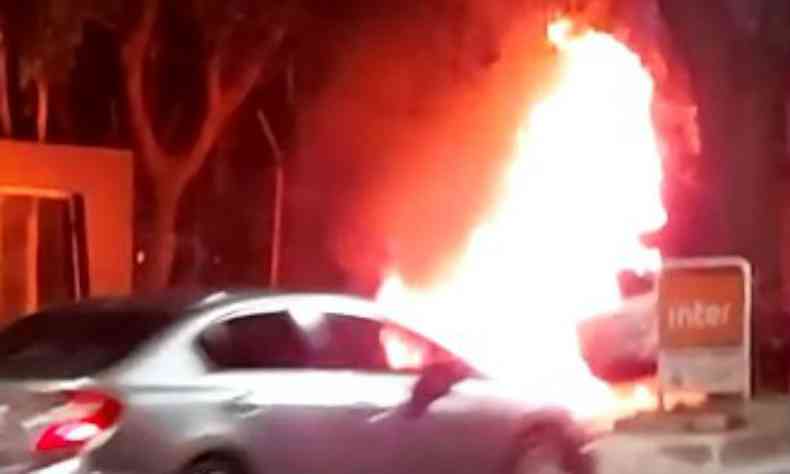 Fiat Uno foi totalmente destrudo pelas chamas(foto: Divulgao/Luiza Canado)