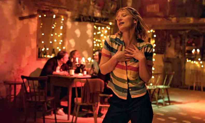 De olhos fechados, a atriz Mia Wasikowska dana num bar, na cena do filme 'A ilha de Bergman'