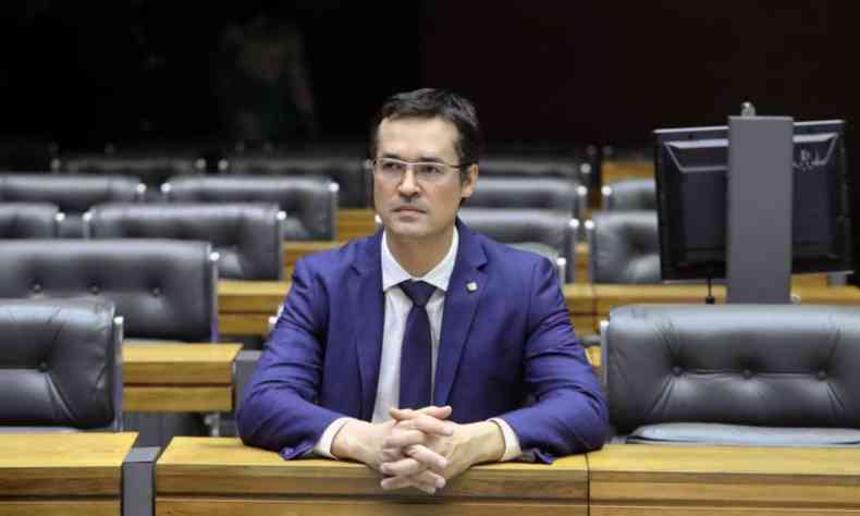 Deltan Dallagnol de terno azul sentado na Cmara dos Deputados