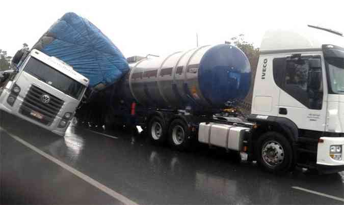 Batida na BR-040 fecha o trnsito na rodovia desde o incio da tarde deste domingo(foto: Polcia Rodoviria Federal (PRF)/Divulgao)