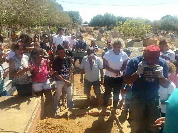 Primeira a ser sepultada foi a garota Ana Clara Ferreira da Silva, seguida de Ruan Miguel Soares SilvaLuiz Ribeiro/EM/D.A PRESS