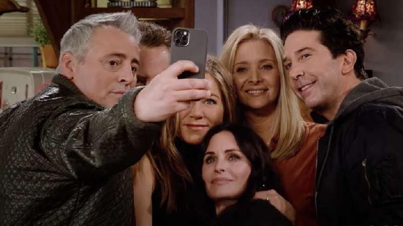 O grupo fez um selfie durante a gravação do especial(foto: HBO Max) O grupo fez um selfie durante a gravação do especial(foto: HBO Max)