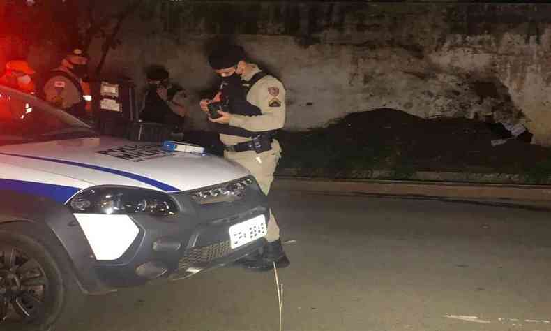 policiais vistoriam local de acidente em Patos de Minas