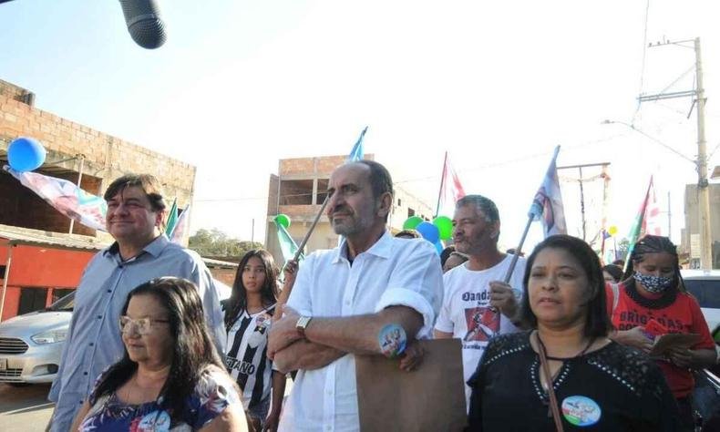 Alexandre Kalil e aliados durante caminhada na comunidade Dandara