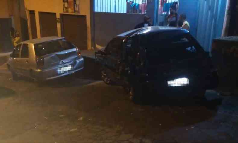 Veculo sem freio atingiu um carro estacionado, que bateu em outro(foto: Edson Barbosa/Divulgao)