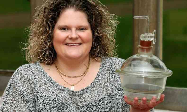 Louise Brown, que foi o primeiro beb de proveta do mundo, segura equipamento mdico utilizado em fertilizao in vitro 