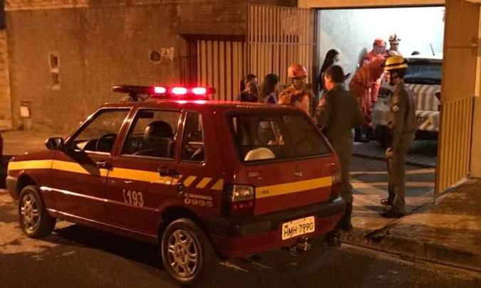 Militares avaliaram situação de risco e buscaram solução controlada(foto: Corpo de Bombeiros/Divulgação) Militares avaliaram situação de risco e buscaram solução controlada(foto: Corpo de Bombeiros/Divulgação)